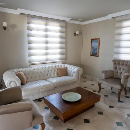 Ebruli Cunda Oda ve Kahvaltı 4*